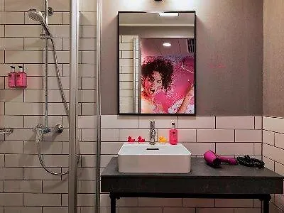 Moxy Frankfurt East Otel 3*
