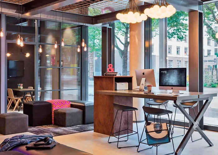 Hotel Moxy Frankfurt East 4*
