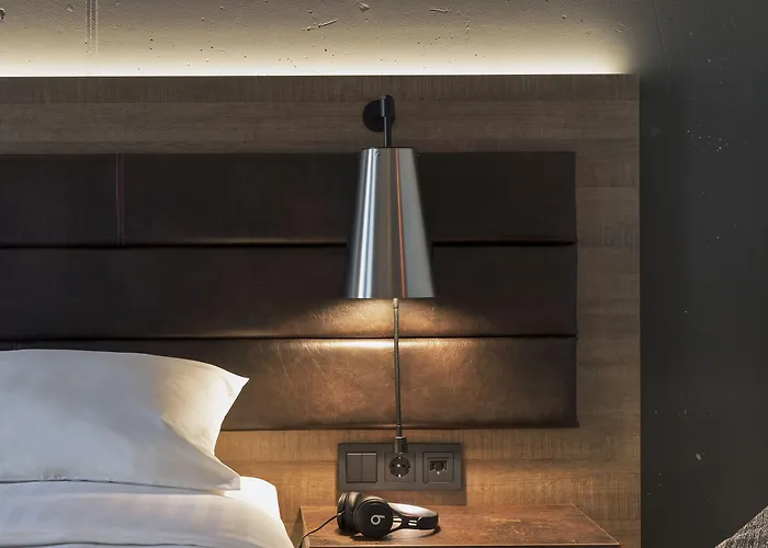 Otel Moxy Frankfurt East 3*