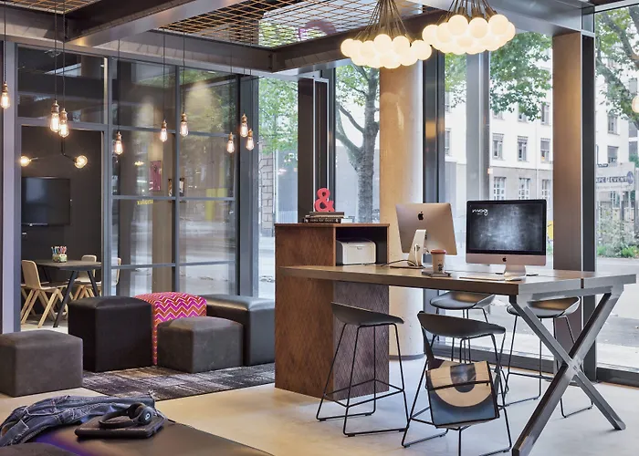 Moxy Frankfurt East Hotel 3*