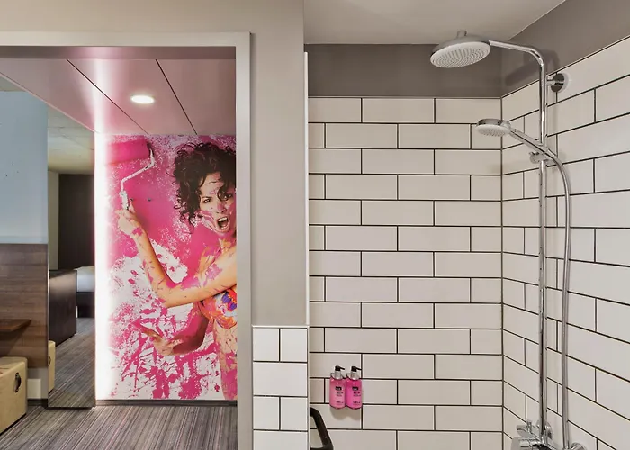 Hotel Moxy Frankfurt East 4*